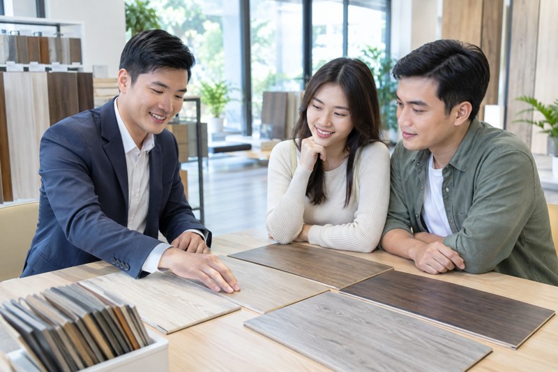 Tư vấn chọn sàn gỗ nhập khẩu tại showroom