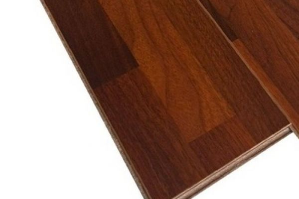 Sàn gỗ thanh lý 8mm cốt nâu: có nên mua không và cần kiểm tra gì trước khi chốt